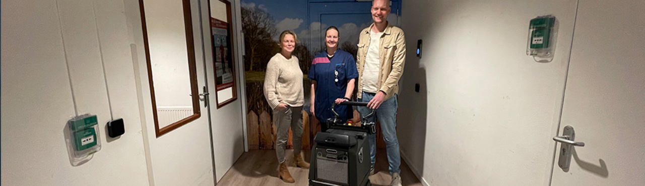 schoonmaakteam werkt samen met een schoonmaakrobot in een zorgomgeving