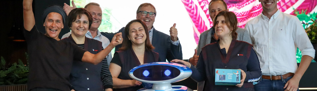 schoonmakers poseren met hun nieuwe schoonmaakrobot